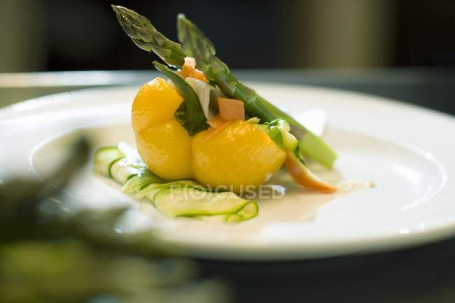 Yellow pepper stuffed with asparagus — Stock Photo