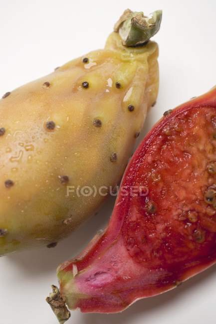 Whole and half prickly pears — Stock Photo