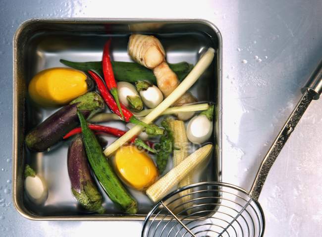 Овощи для тайского супа в миске на серой поверхности — стоковое фото