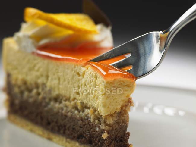 Pastel de crema de mango de chocolate con tenedor - foto de stock