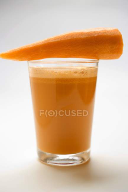 Склянка морквяного соку — стокове фото
