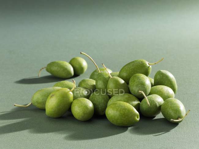 Rohe grüne Oliven — Stockfoto