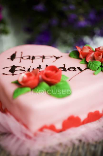 Pastel de cumpleaños rosa en forma de corazón - foto de stock