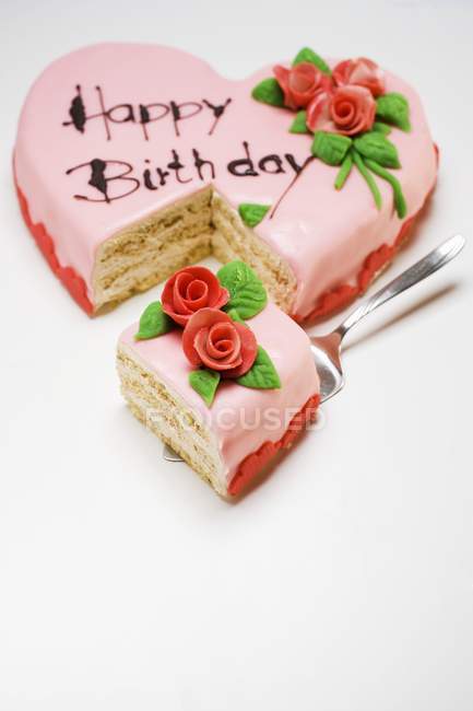 Розовый торт в форме сердца — стоковое фото