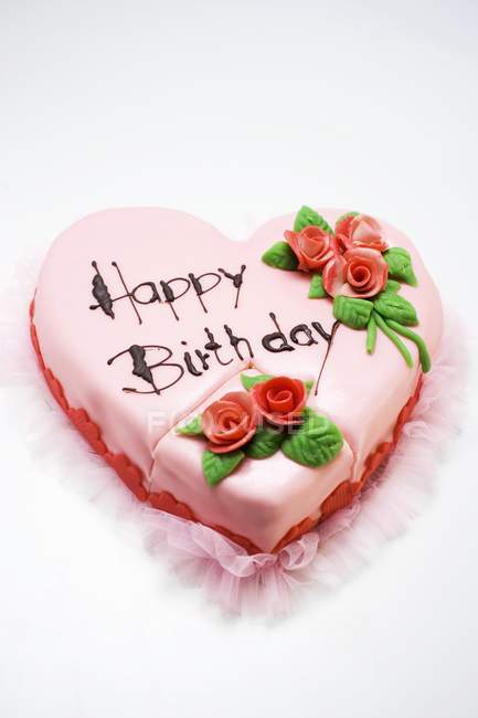 Gâteau d'anniversaire rose en forme de coeur — Photo de stock