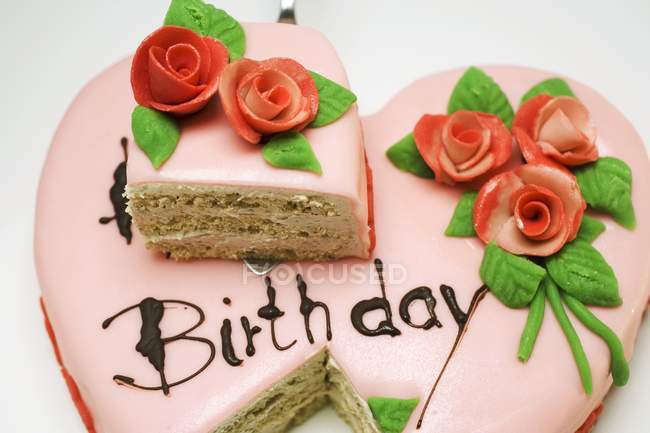 Gâteau d'anniversaire rose en forme de coeur — Photo de stock
