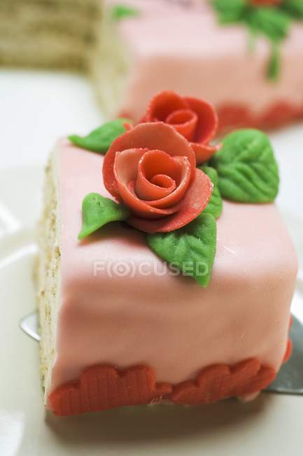 Розовый торт в форме сердца — стоковое фото