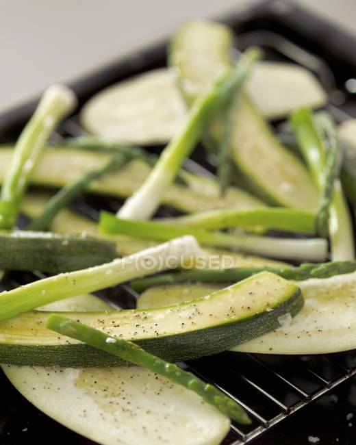 Grilling courgette with asparagus and spring onions — Stock Photo