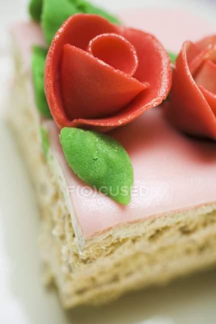 Morceau de gâteau d'anniversaire — Photo de stock