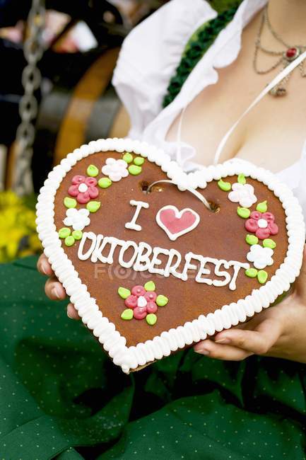 Cropped view of woman holding Lebkuchen heart — Stock Photo