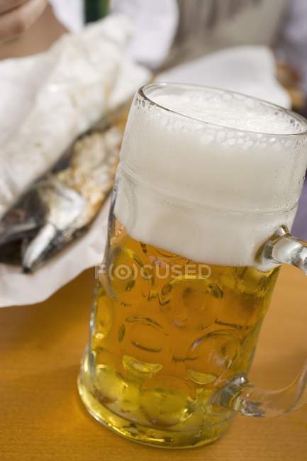 Литр светлого пива — стоковое фото