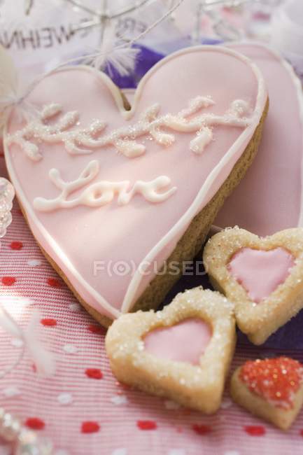 Разнообразные печенья в форме сердца — стоковое фото