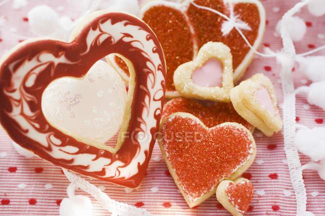 Biscuits assortis en forme de cœur — Photo de stock