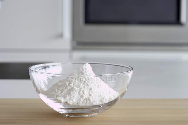 Flour in glass bowl — Stock Photo
