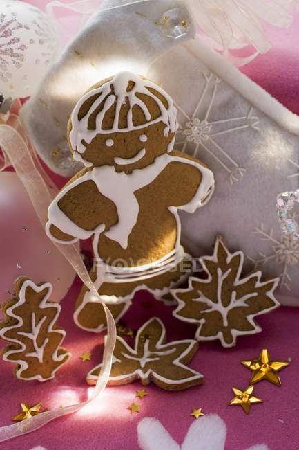 Gingerbread man and leaves — Stock Photo
