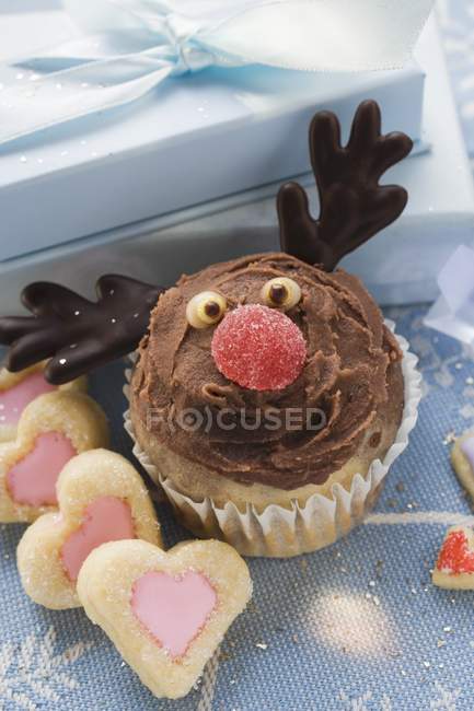Muffin de chocolate navideño - foto de stock