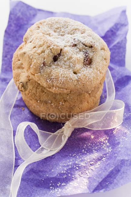 Cranberry biscuits in gift paper — Stock Photo