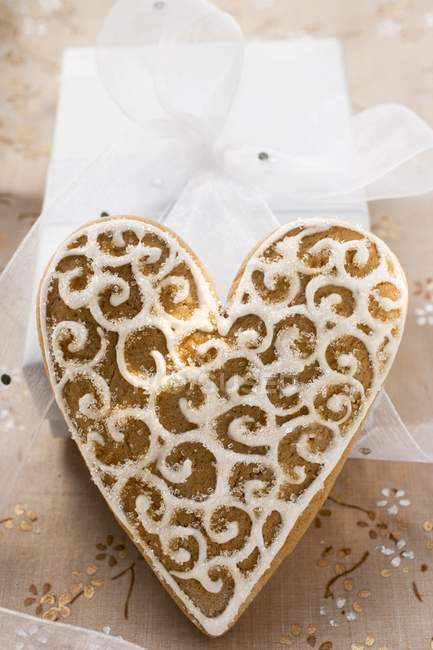 Gingerbread heart on box — Stock Photo