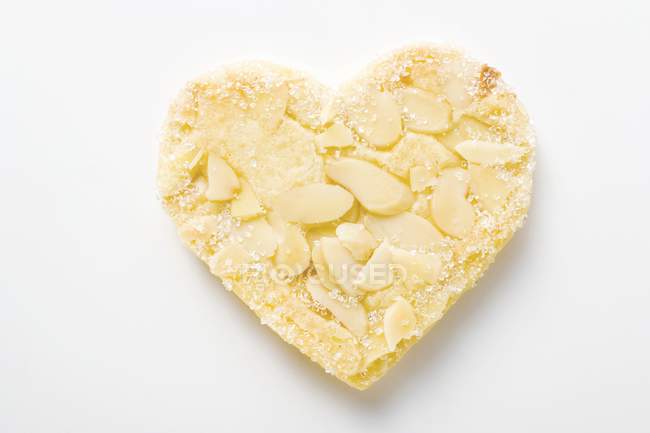Primer plano vista superior de la galleta en forma de corazón de almendras con azúcar - foto de stock