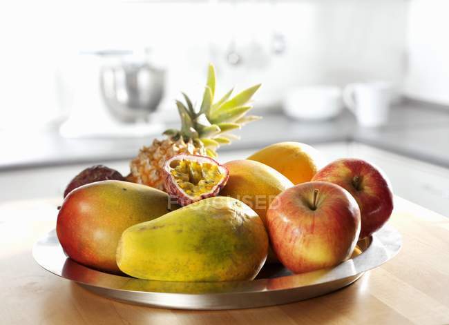 Plato de frutas diferentes - foto de stock