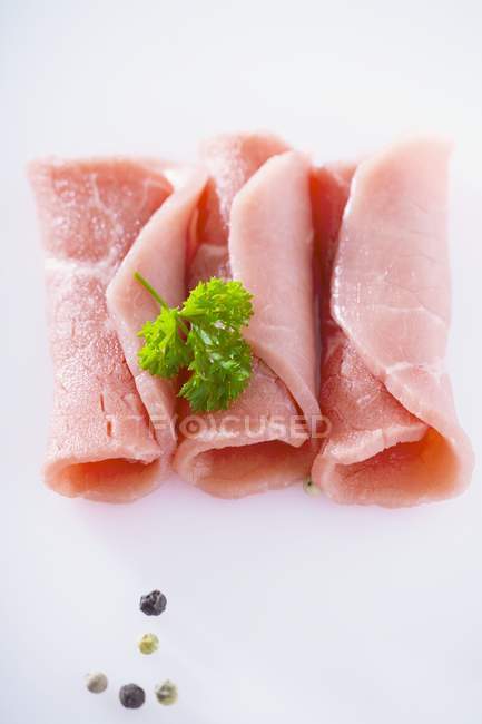Rohe Schweinerouladen garniert mit Petersilie — Stockfoto