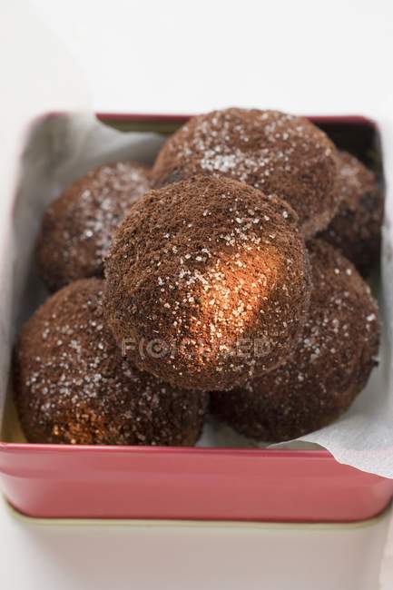 Vue rapprochée de bonbons au chocolat en boîte de biscuit — Photo de stock