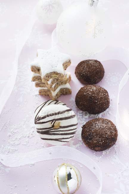 Bisous chocolatés et étoiles de la cannelle — Photo de stock