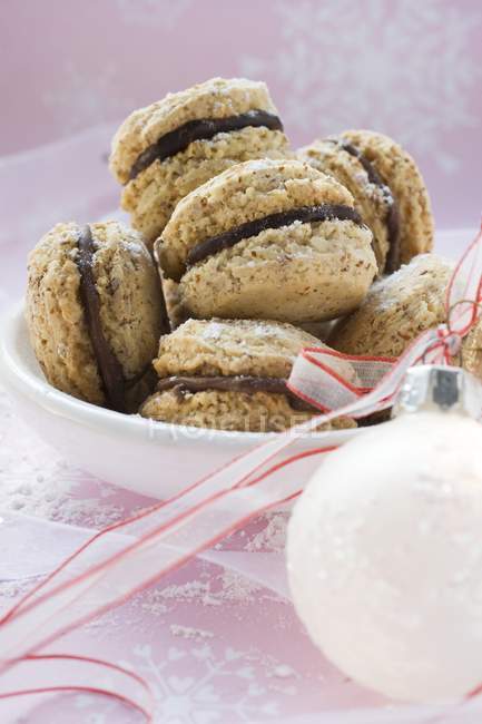 Biscotti di Natale ripieni di cioccolato — Foto stock