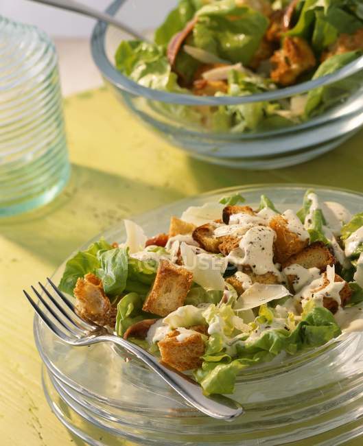 Vista close-up de salada Caesar com molho de alho e croutons — Fotografia de Stock