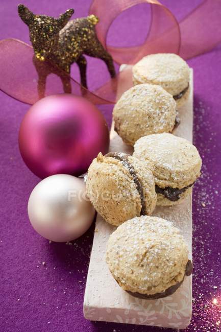 Chocolate-filled Christmas biscuits — Stock Photo
