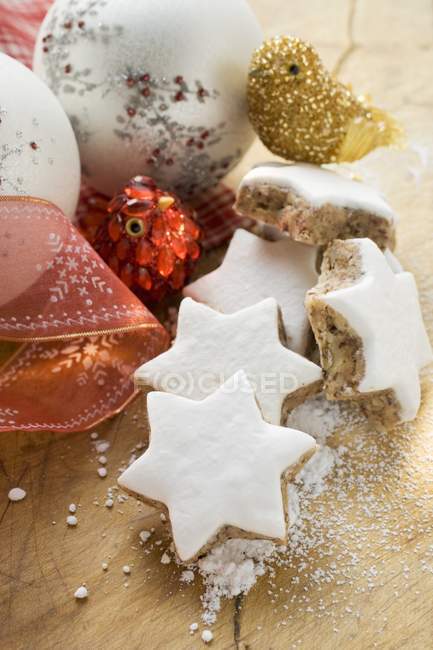 Cinnamon stars with Christmas decorations — Stock Photo