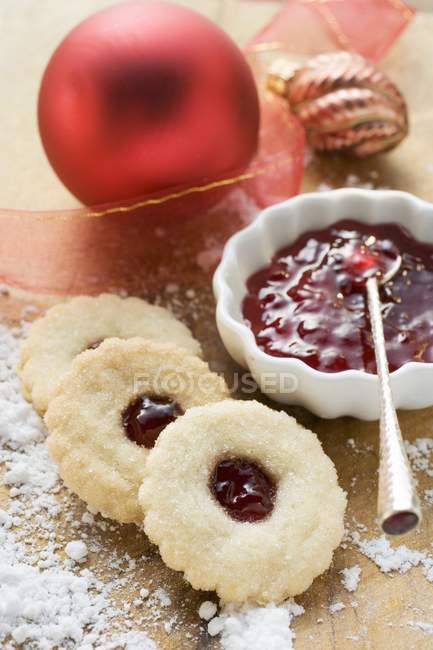 Biscoitos de linzer com engarrafamento — Fotografia de Stock