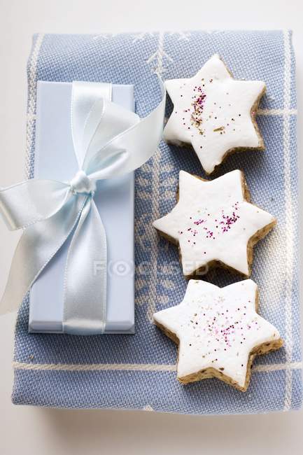 Cinnamon stars and Christmas gift — Stock Photo