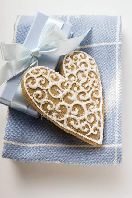 Gingerbread heart with icing — Stock Photo