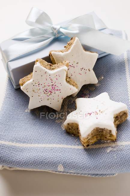 Estrelas de canela e presente de Natal — Fotografia de Stock