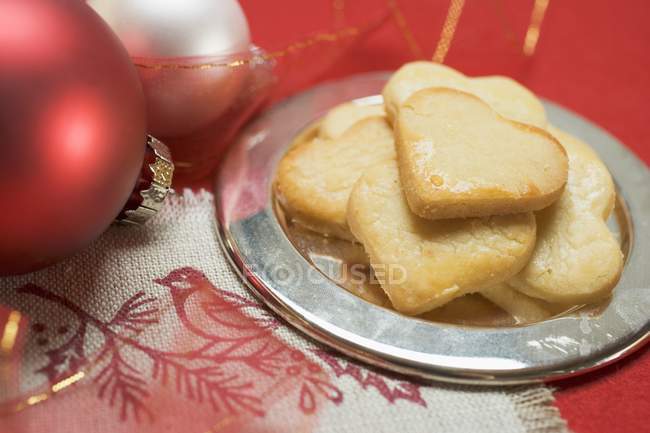 Рождественское печенье на серебряной тарелке — стоковое фото