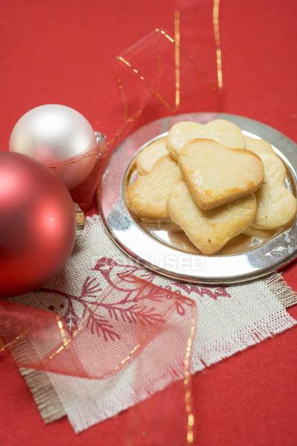 Biscuits de Noël sur plaque d'argent — Photo de stock