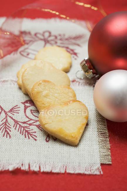 Biscuits de Noël en forme de coeur — Photo de stock