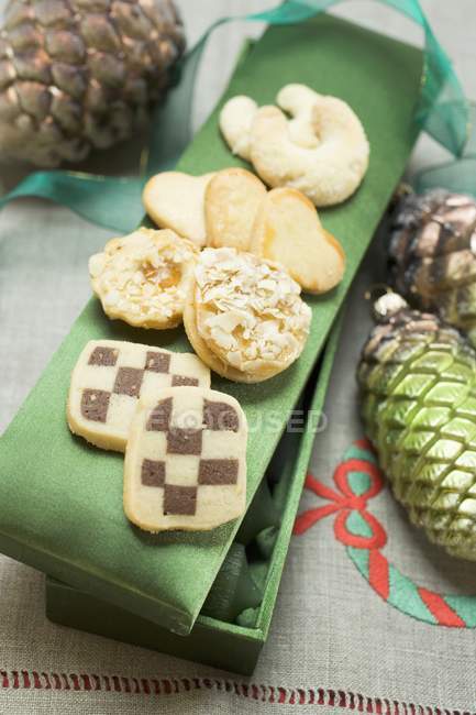 Рождественское печенье на зеленой коробке — стоковое фото