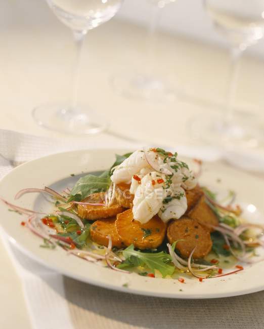 Sweet potato and arugula salad — Stock Photo
