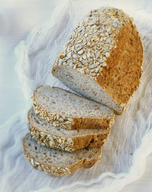 Нарезанный хлеб из цельной муки — стоковое фото