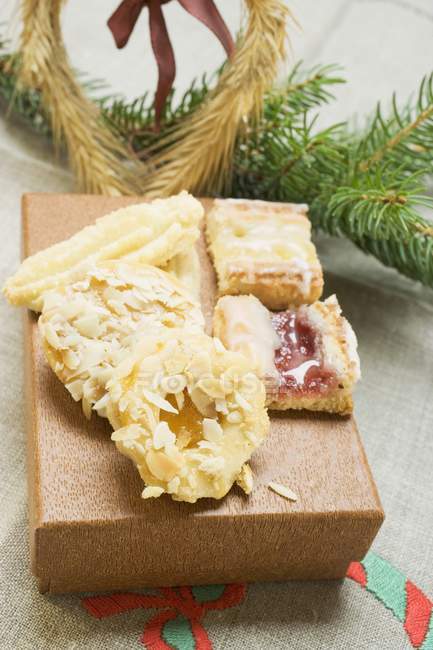 Biscotti di Natale su scatola marrone — Foto stock