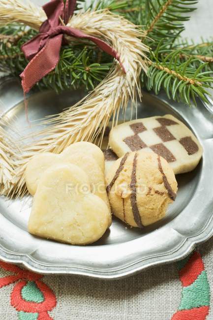 Biscoitos de Natal na placa de estanho — Fotografia de Stock