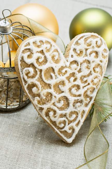 Gingerbread heart on tablecloth — Stock Photo