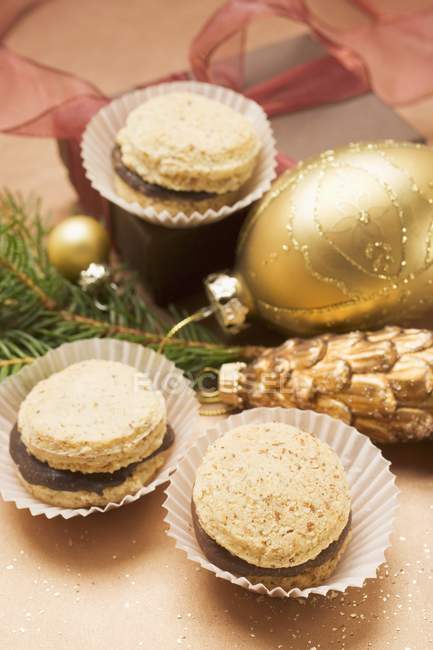 Galletas de Navidad rellenas de chocolate - foto de stock