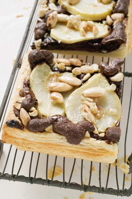 Chocolate tart with almonds on cake rack — Stock Photo