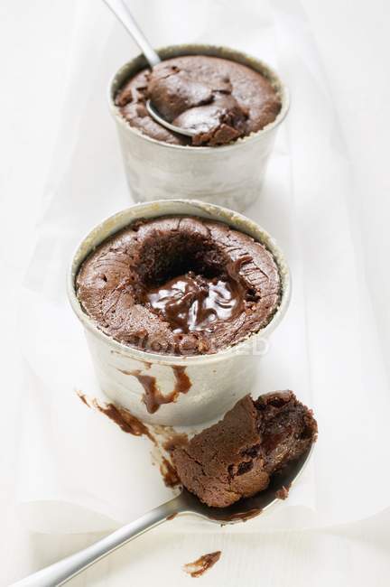 Primo piano vista di due soufflé di cioccolato ripieni di salsa di cioccolato — Foto stock