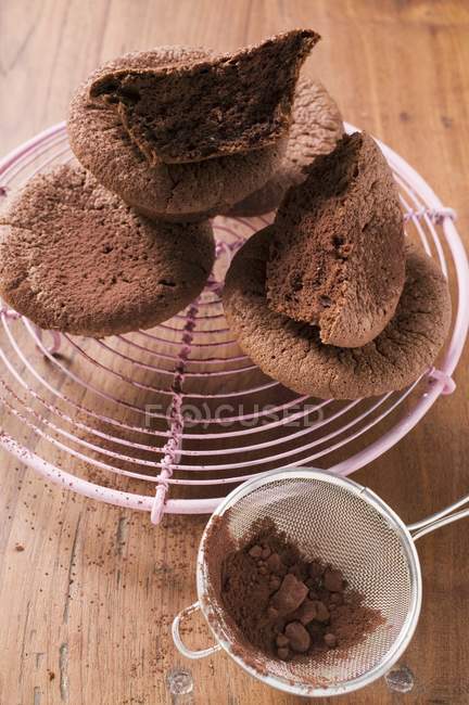 Pães de chocolate no rack de bolo — Fotografia de Stock