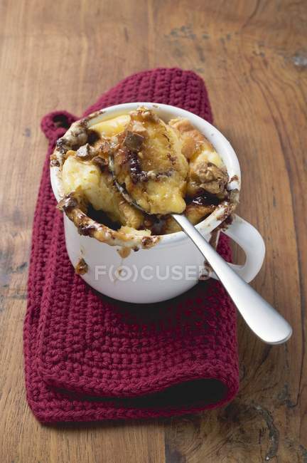 Chocolate bread and butter pudding in cup — Stock Photo