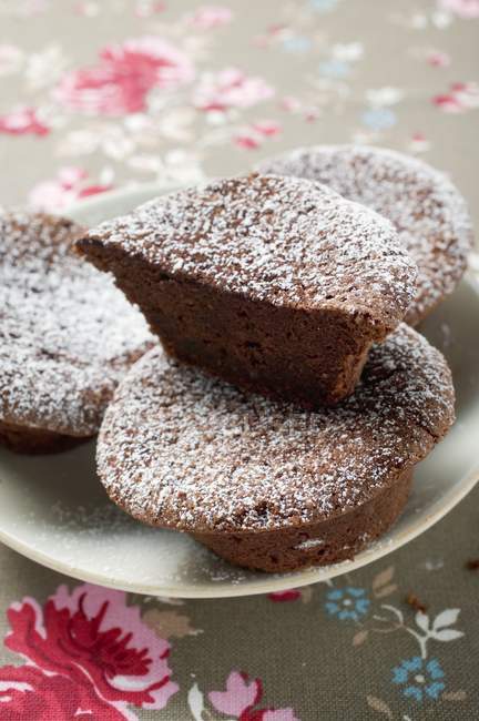 Chocolate buns with icing sugar — Stock Photo